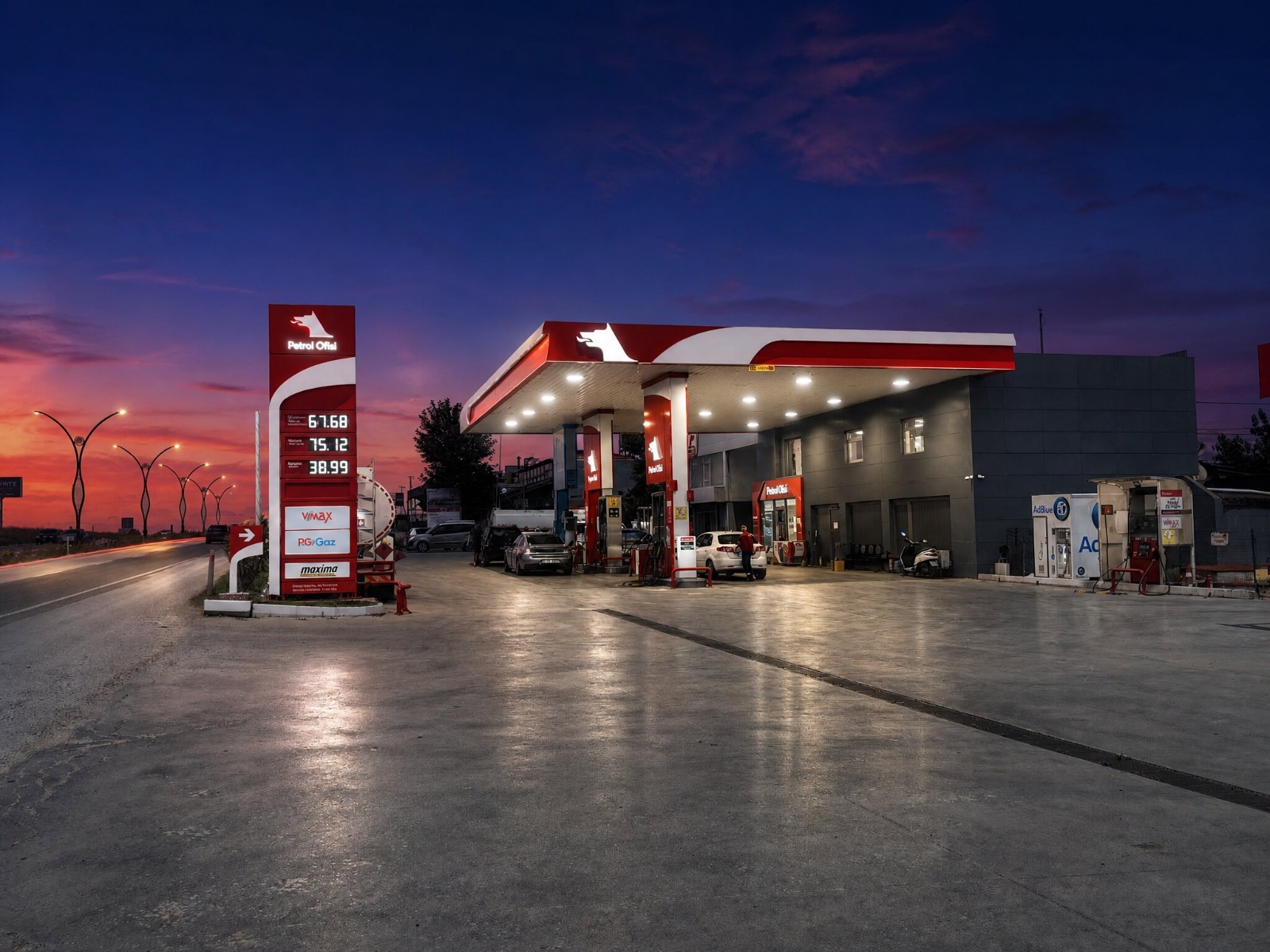 Gece aydınlatılmış Özdem Petrol akaryakıt istasyonu forecourt alanı